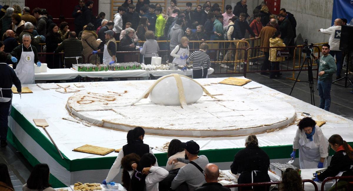 Reparto de las porciones del Hornazo Gigante.