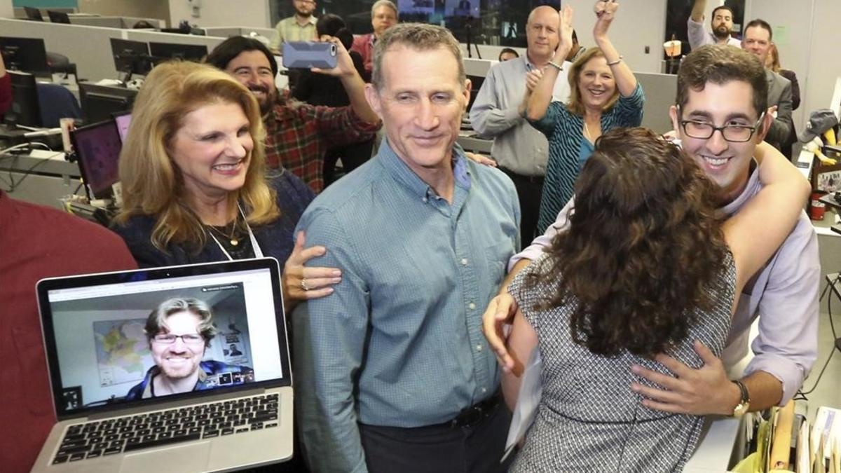 zentauroepp38016459 miami herald reporter nicholas nehamas right gets a hug fr170411000347