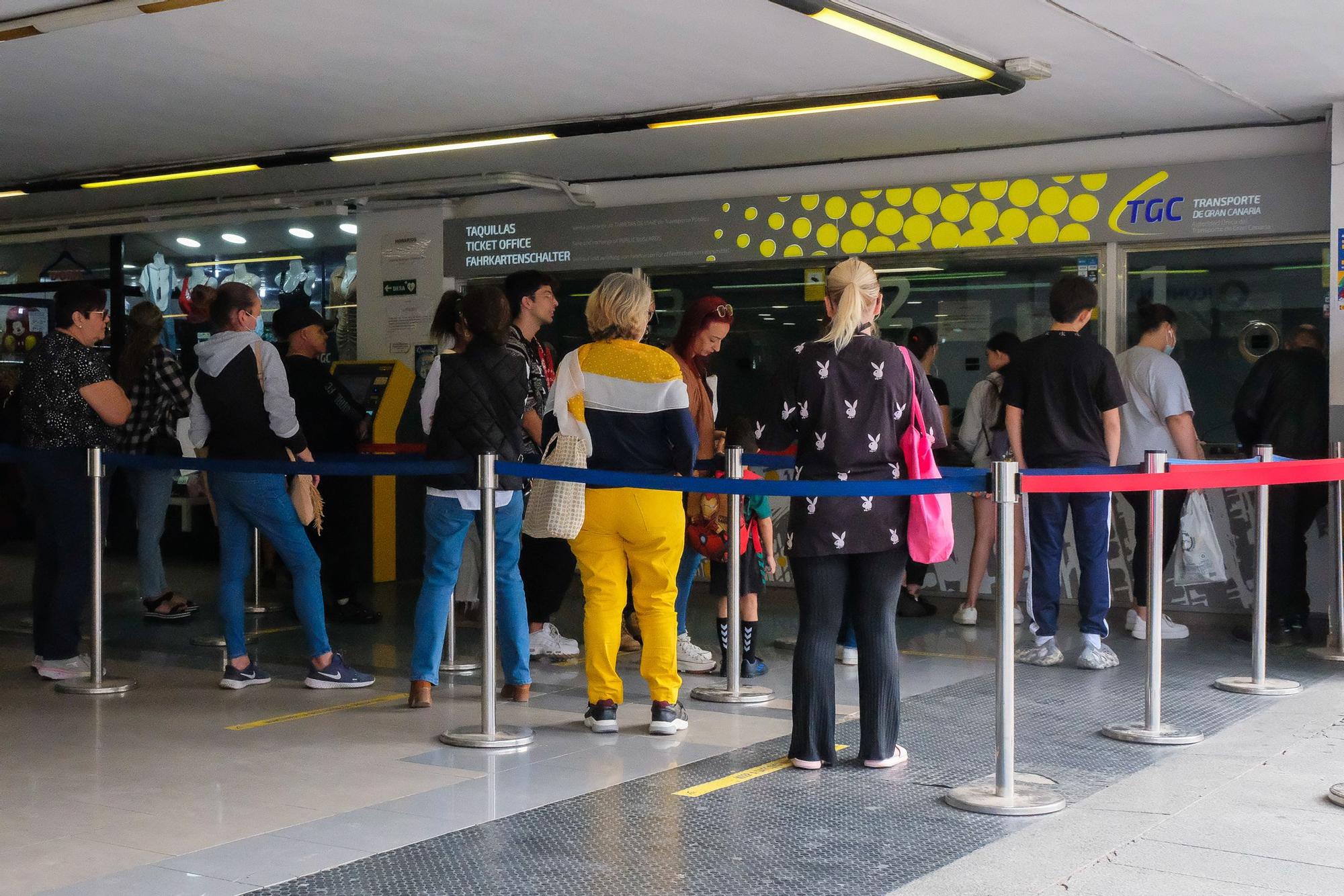 Viajeros en la estación de guaguas de San Telmo