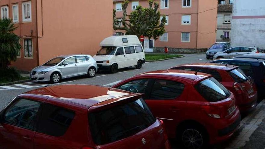 Vehículos aparcados en el barrio cangués de Nazaret. // Gonzalo Núñez