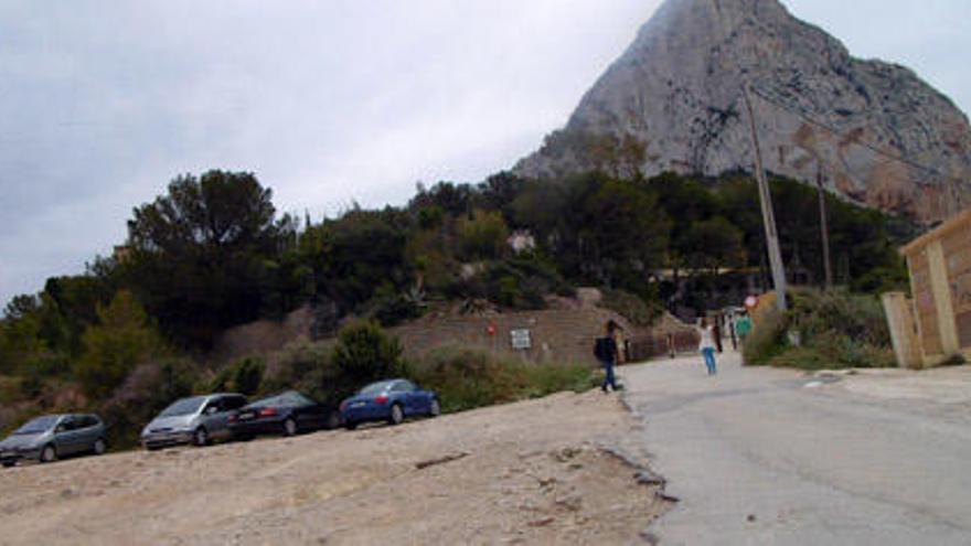 El aparcamiento, situado en el inicio del camino del Penyal d´Ifac, es un pedregal.