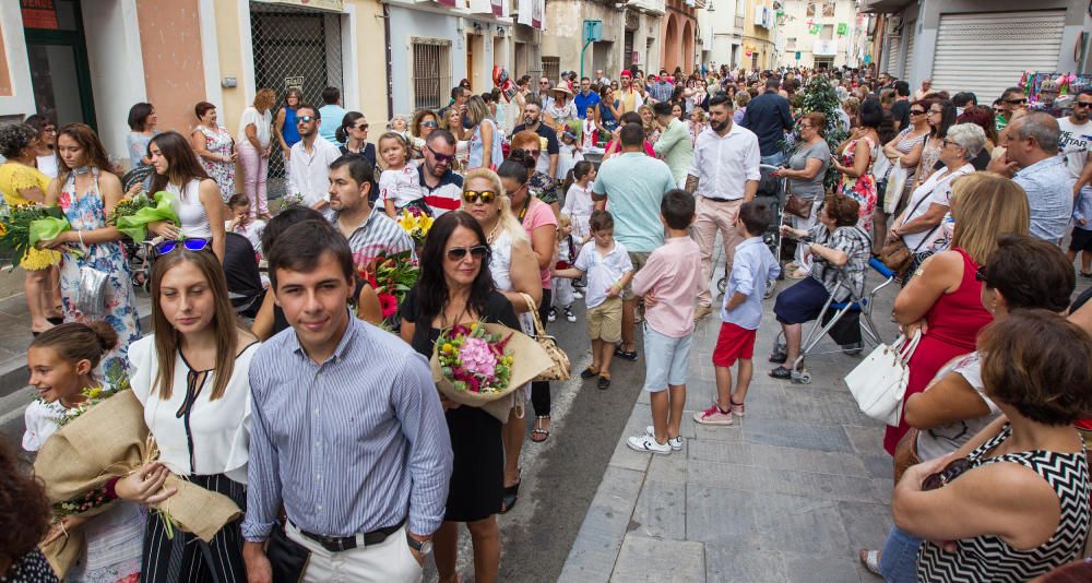 Los festeros de Mutxamel rinden homenaje a su Patrona