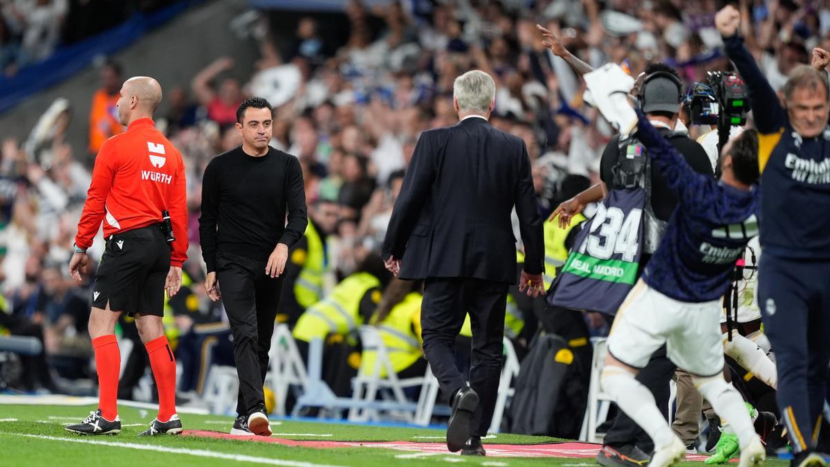 Xavi Hernandez, durante el Real Madrid-Barça, con Carlo Ancelotti de espaldas.