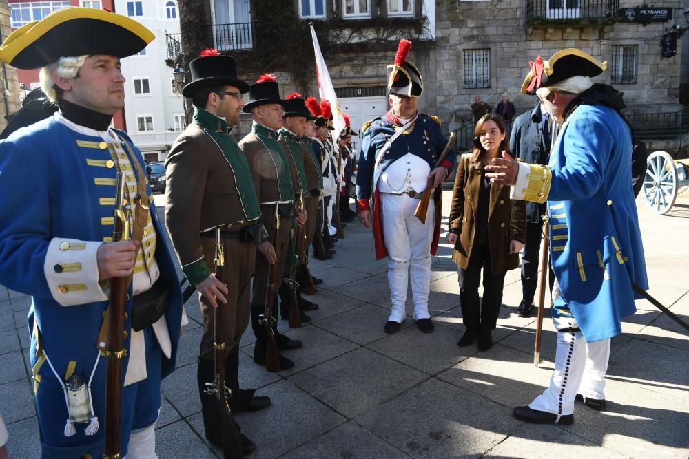 La alcaldesa Inés Rey ha descubierto una placa conmemorativa en la plaza de la Constitución en recuerdo del 200 aniversario de la revolución de 1820, en la que A Coruña fue protagonista.