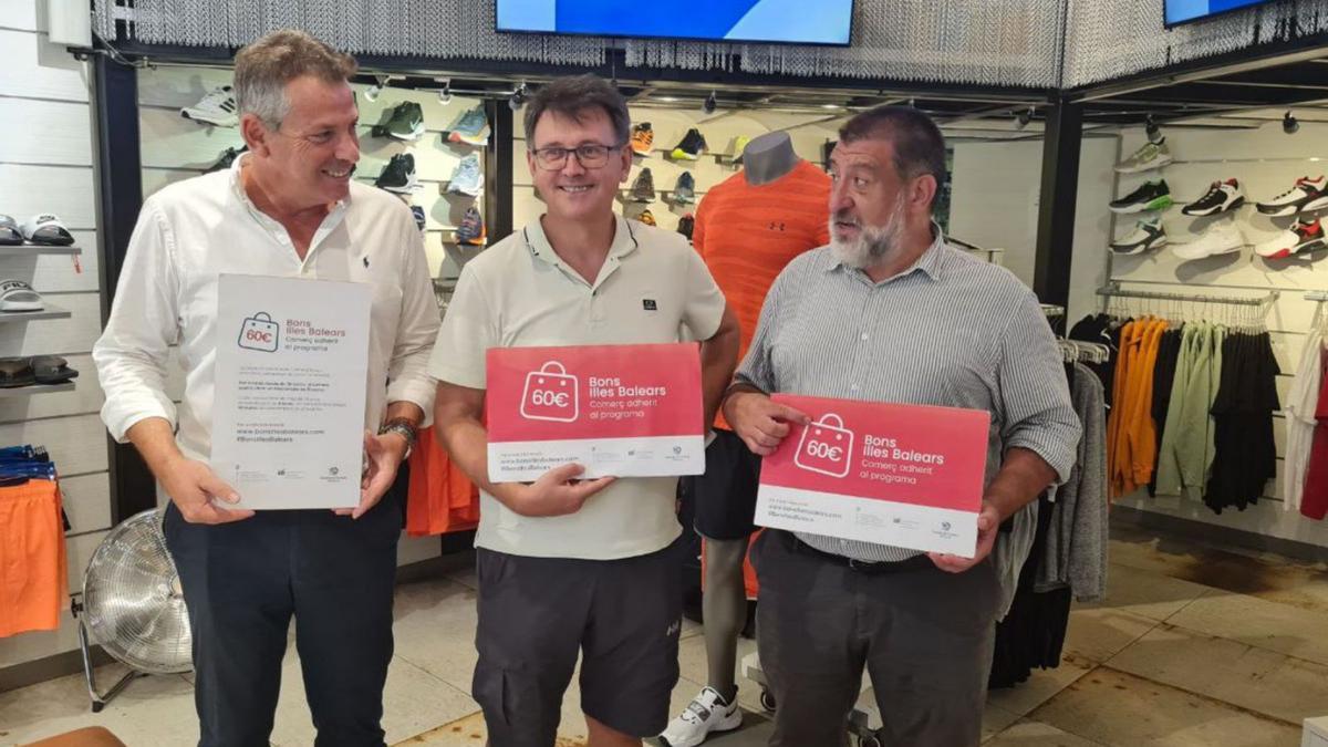 Vicent Tur Y Javier Marí, De Pimeef, Junto A Jurado Ayer En La Promoción De La Campaña. | Caib