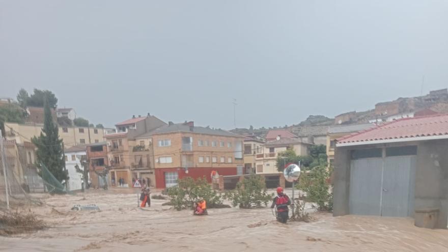 Rescate de dos personas y su perro en Mazaleón a causa de las fuertes lluvias