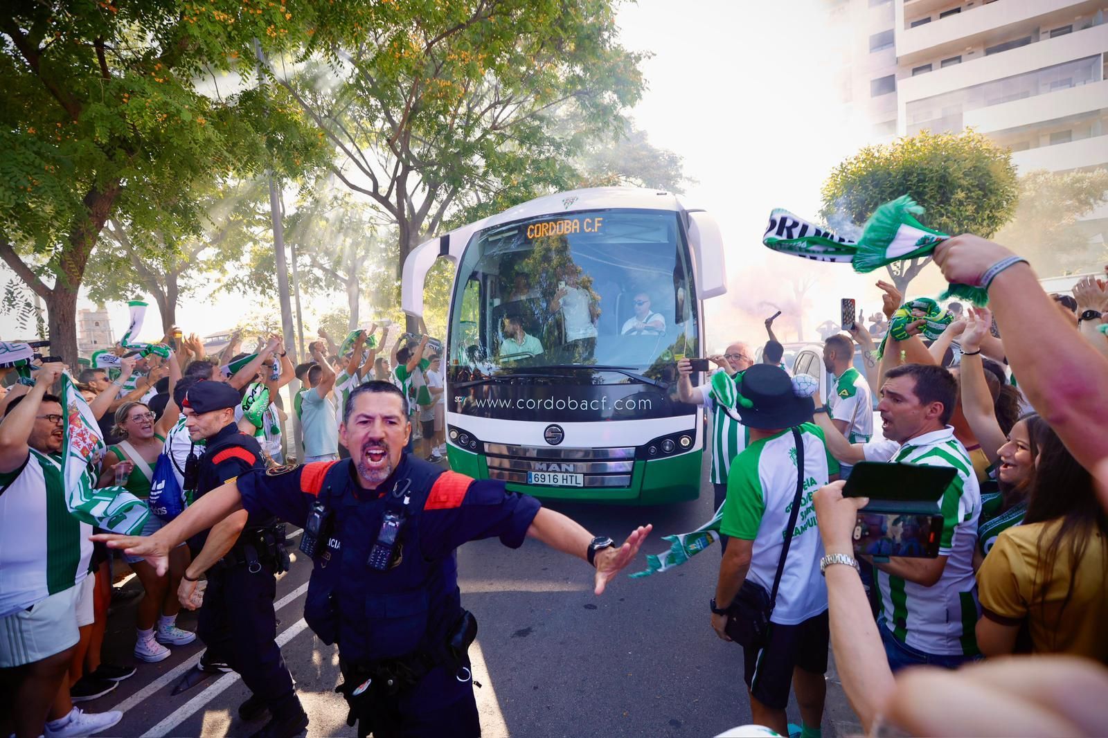 Barcelona Atlétic-Córdoba CF | El recibimiento al equipo de la afición cordobesista, en imágenes