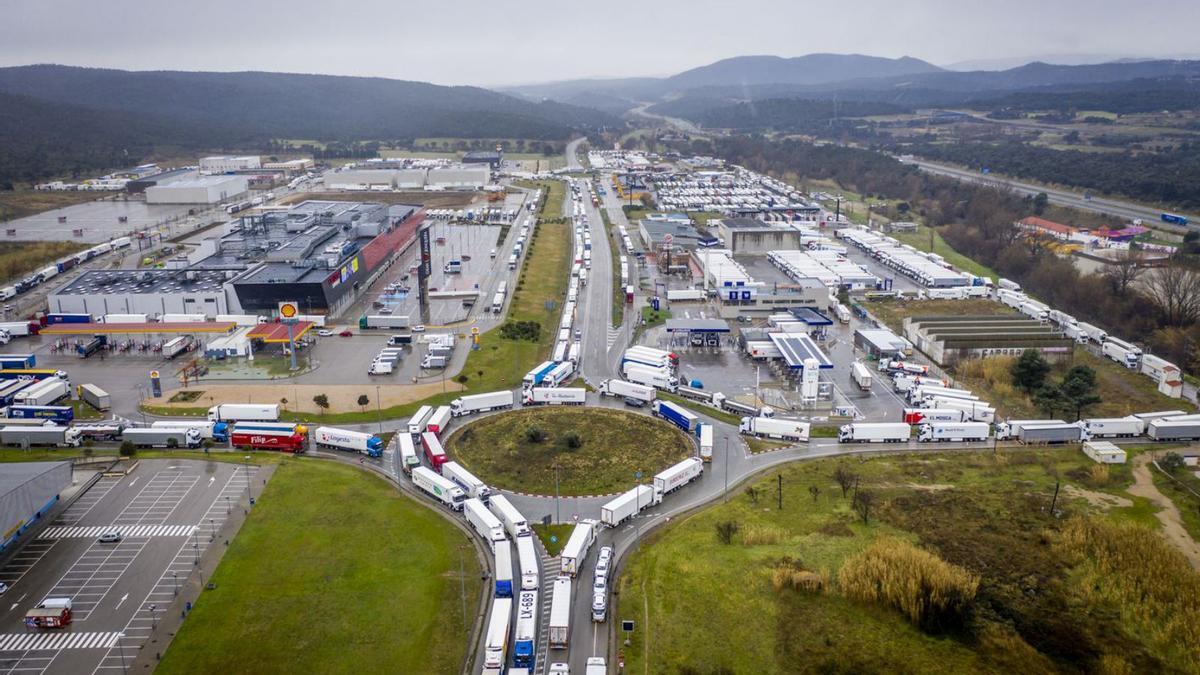 La Jonquera, punt de trobada i de pas de mols camions, en una imatge d’arxiu. | JOSEP FALGUÉS