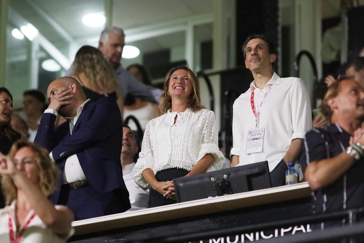 La alcaldesa de Castellón, Begoña Carrasco, junto al presidente del CD Castellón, Bob Voulgaris, en una imagen de archivo en el palco del SkyFi Castalia.