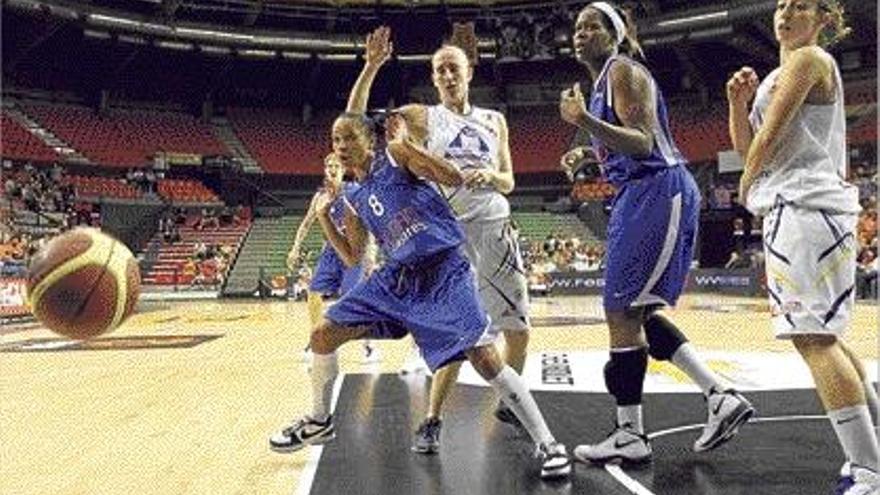 Un balón se escapa ante la atenta mirada de Lawson y de Brunson.