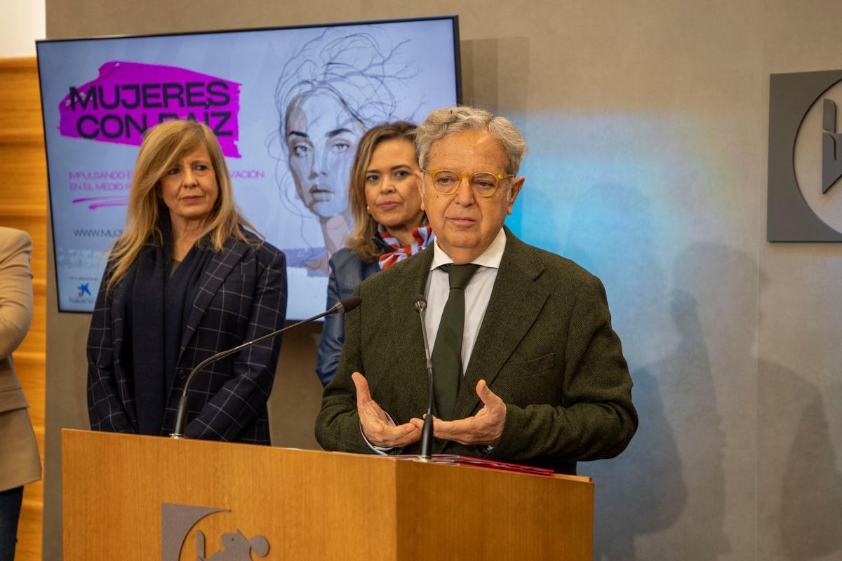 Salvador Fuentes, durante su intervención en la presentación de Mujeres con Raíz.