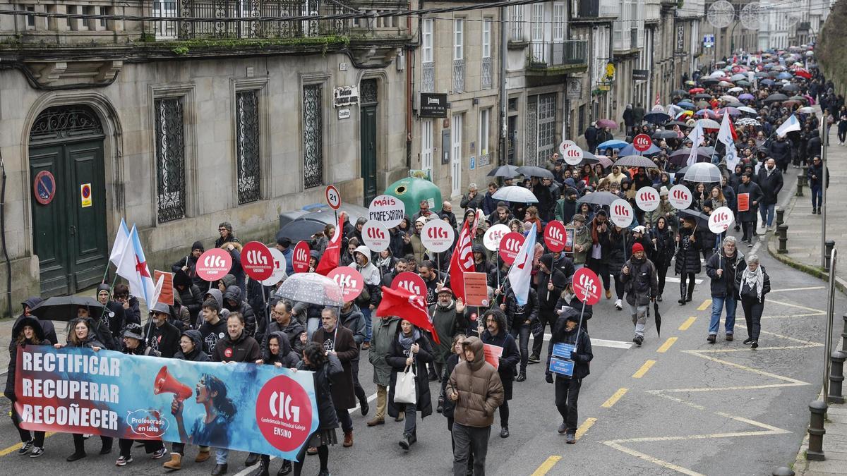 Miles de profesores se manifiestan en Santiago en defensa de la enseñanza pública