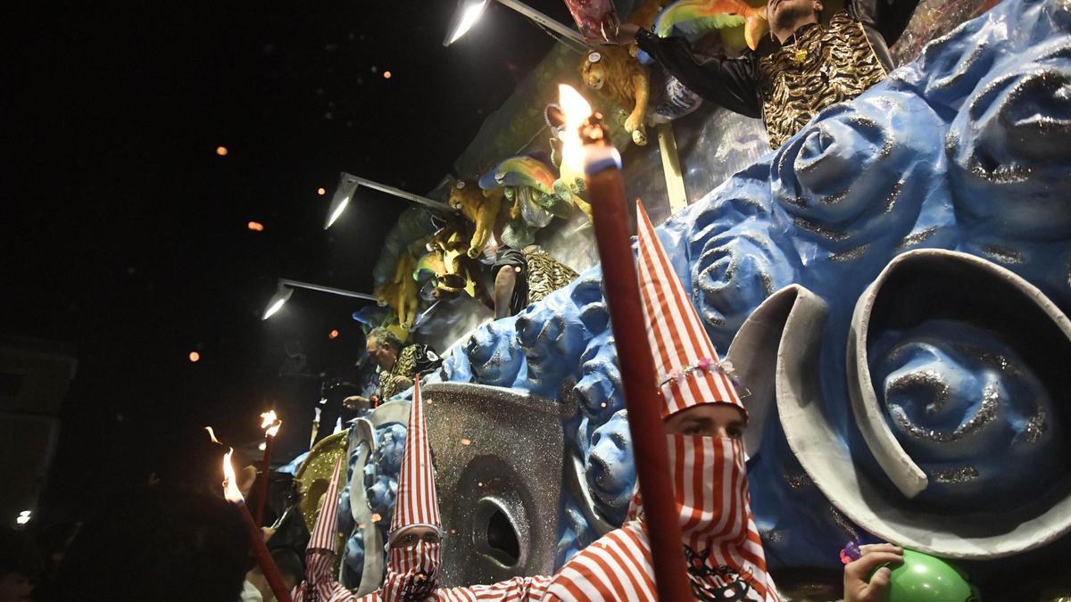 Una de las carrozas del Entierro de la Sardina, cargada da juguetes; este año, el gran desfile es el 26 de abril.