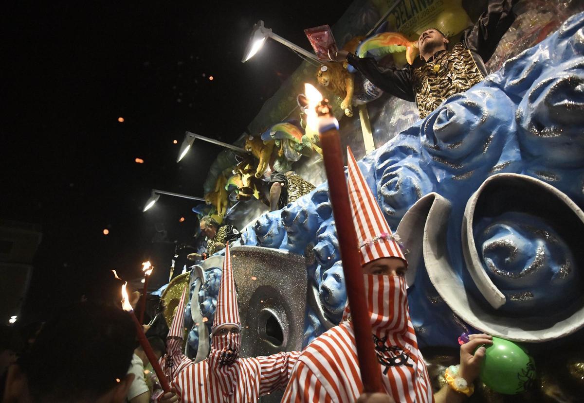 Una de las carrozas del Entierro de la Sardina, cargada da juguetes; este año, el gran desfile es el 26 de abril.