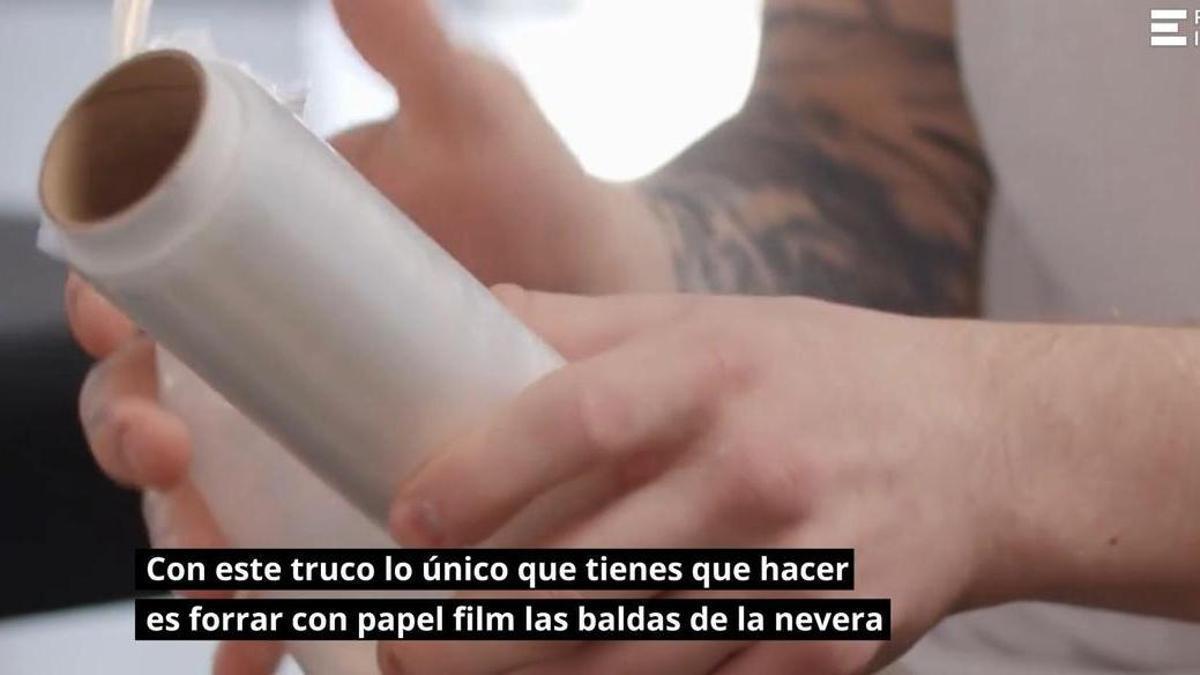 El truco con papel film para mantener limpia la nevera