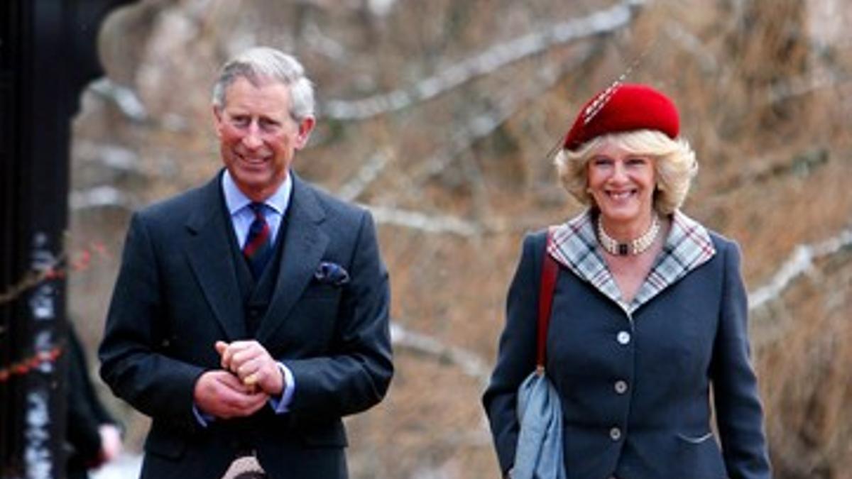 El príncipe Carlos de Inglaterra y su esposa, Camilla, la duquesa de Cornualles, en un viaje a Escocia en el 2006.