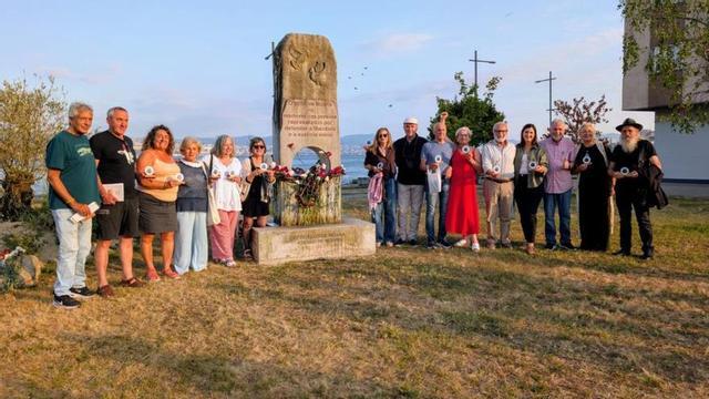 Ofrenda ante el monolito a los represaliados en Moaña. | FDV