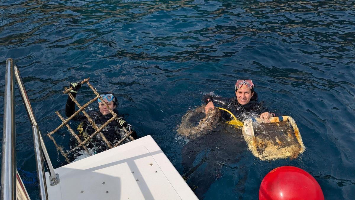 Dos buceadoras con residuos encontrados en Andratx.