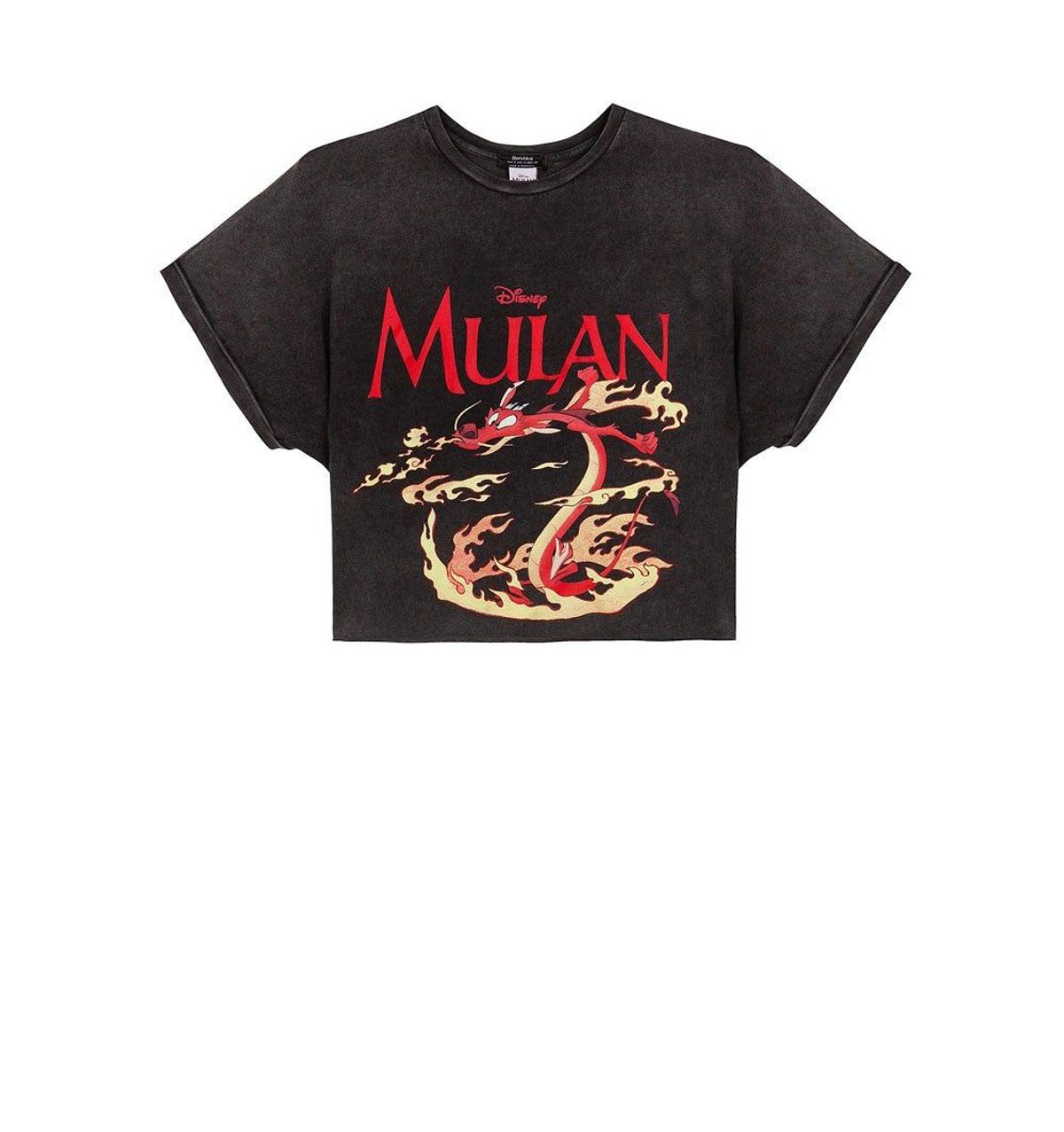 Camiseta cropped de Mulán de Bershka. (Precio: 12, 99 euros)