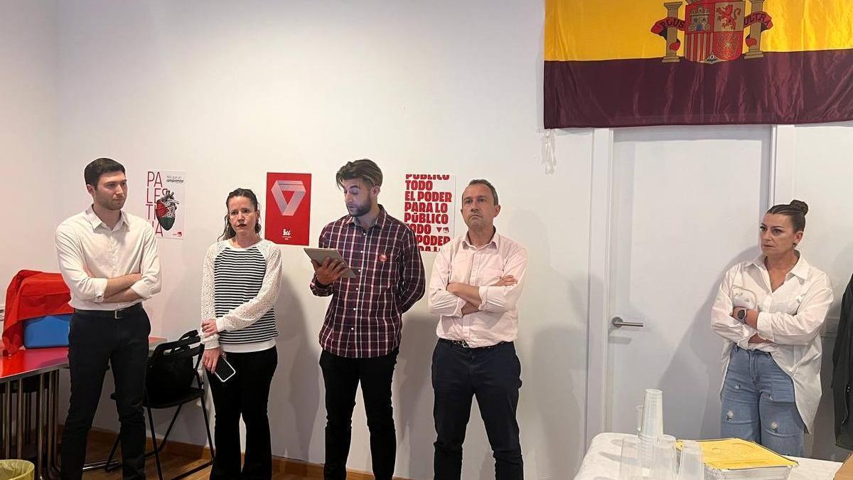 Zapico, cuarto por la izquierda, durante la inauguración de la sede.