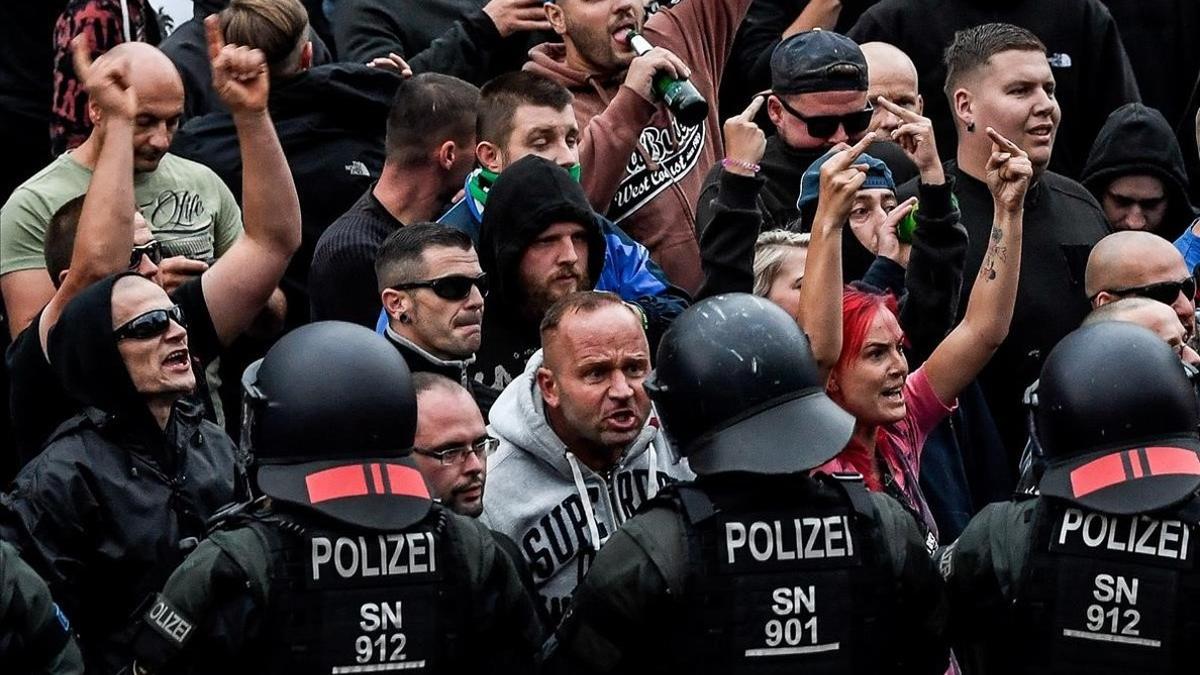 Manifestantes neonazis se encaran con la policía en Chemnitz.