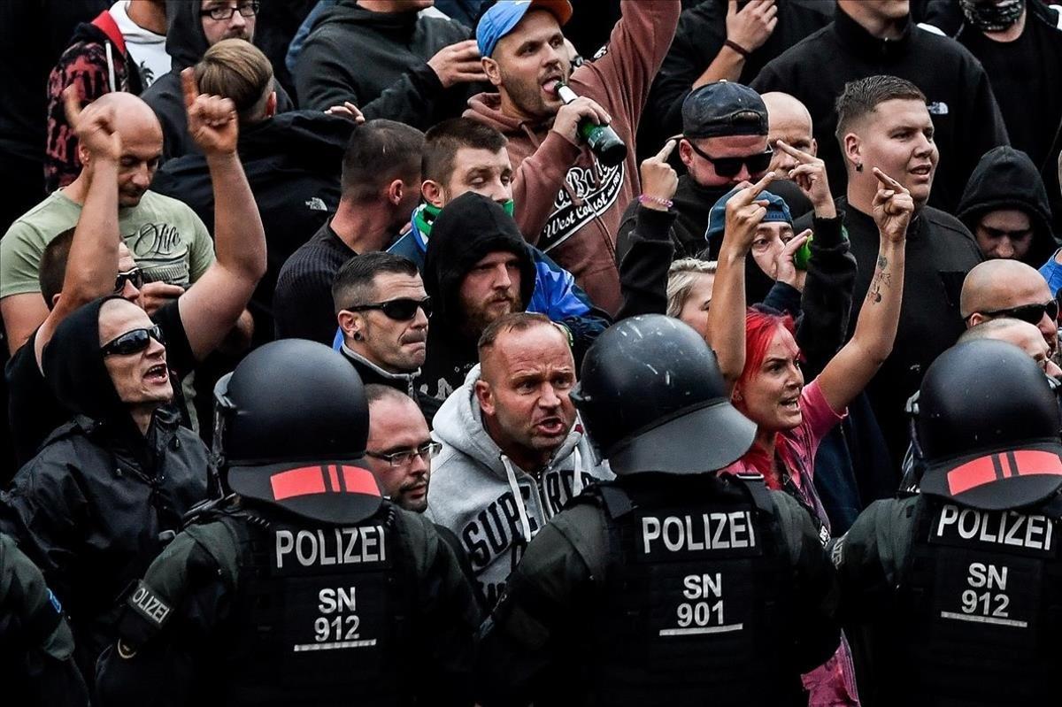 zentauroepp44800349 alm01  chemnitz  alemania   27 08 2018   manifestantes de de180829204952