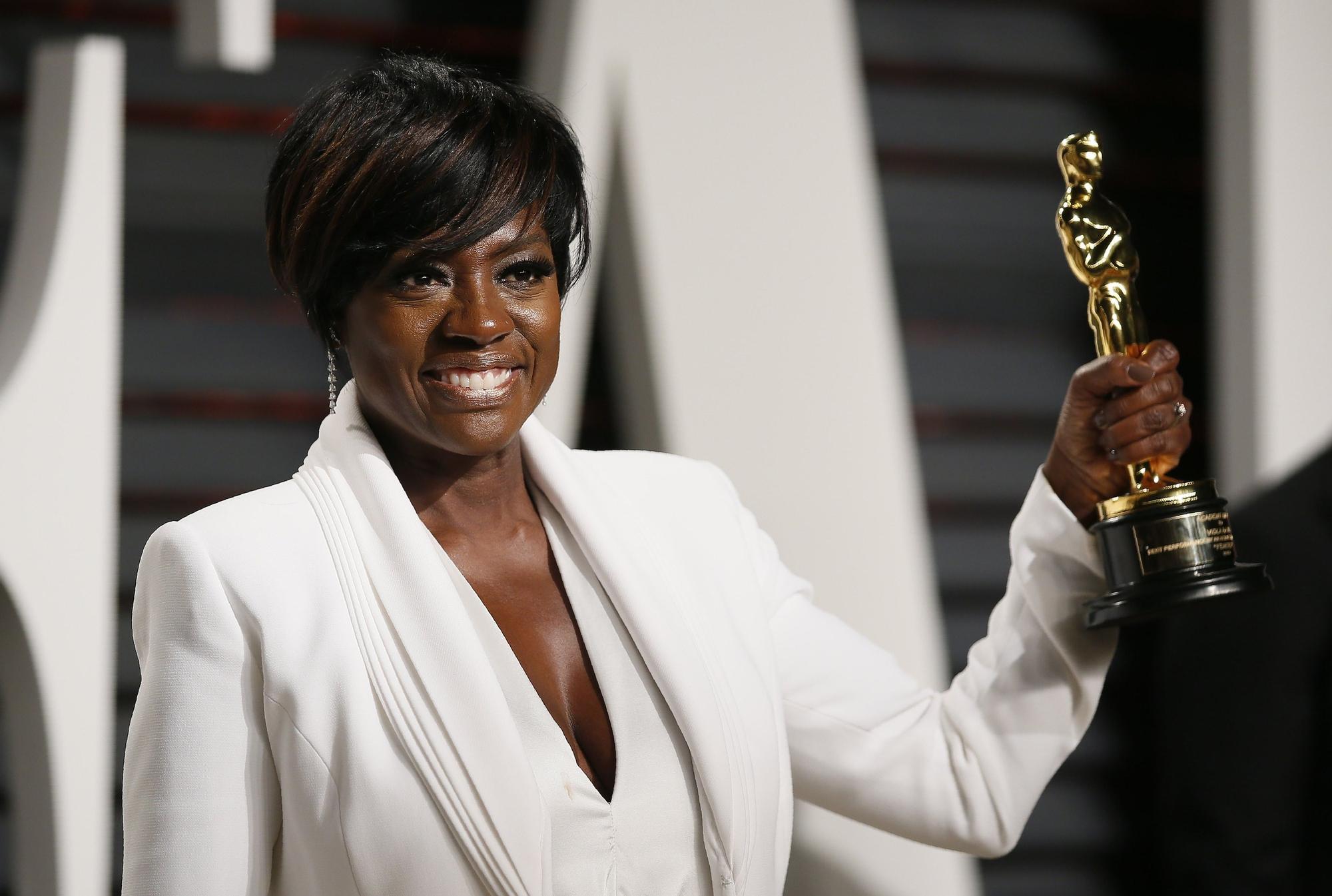 La actriz Viola Davis posa con su estatuilla en la gala de los Premios Oscar.