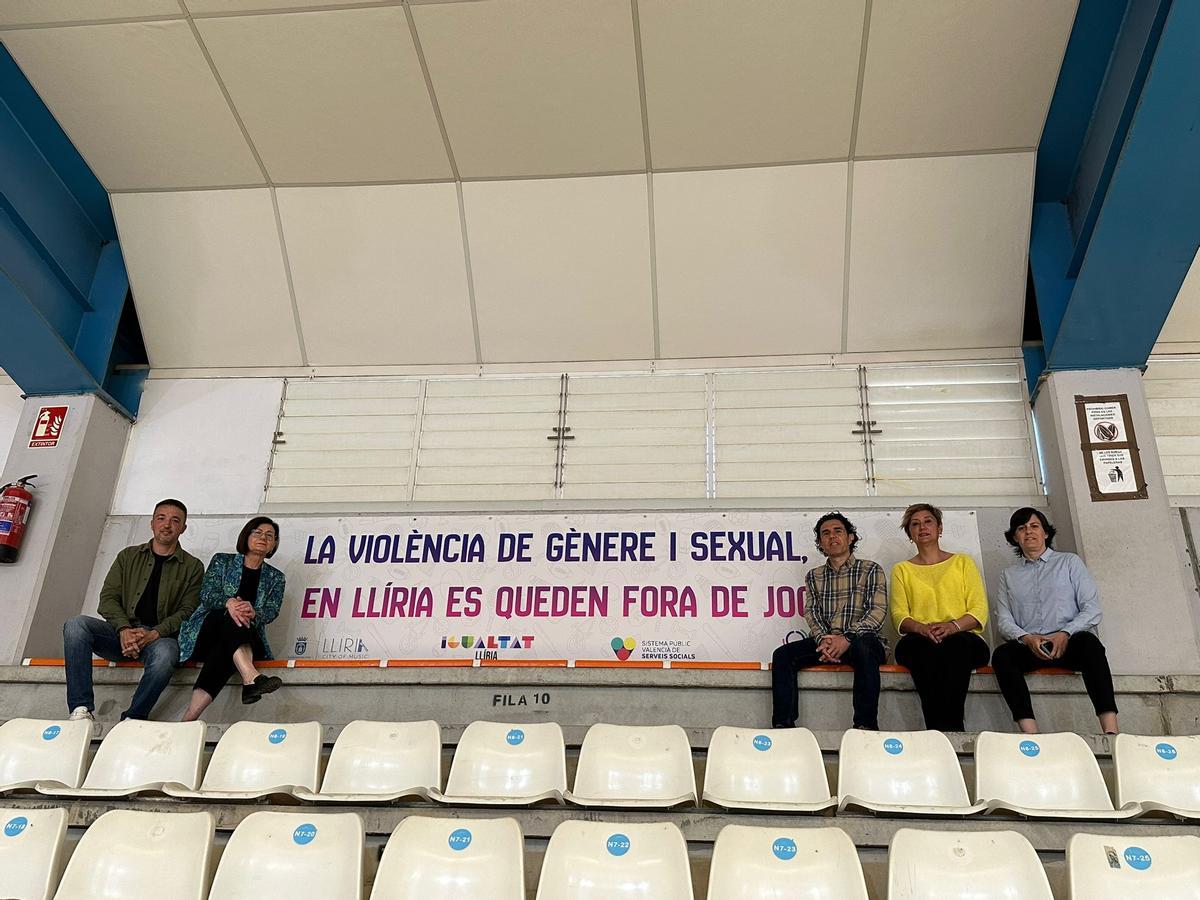 Una de las pancartas expuestas en el pabellón municipal Pla de l'Arc de Llíria.