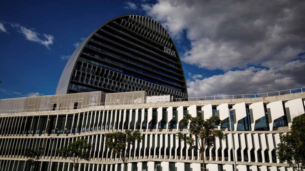 BBVA gana 5.324 millones en 2018, un 51,3% más. En la imagen, la sede del BBVA en Madrid.