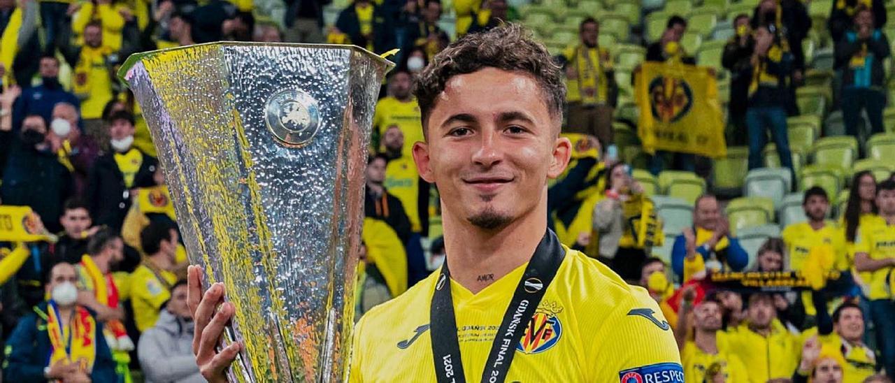 Yeremy Pino, futbolista grancanario del Villarreal, con el título de la Europa League conquistado el pasado miércoles en Polonia ante el Manchester United. | | VILLARREAL CF