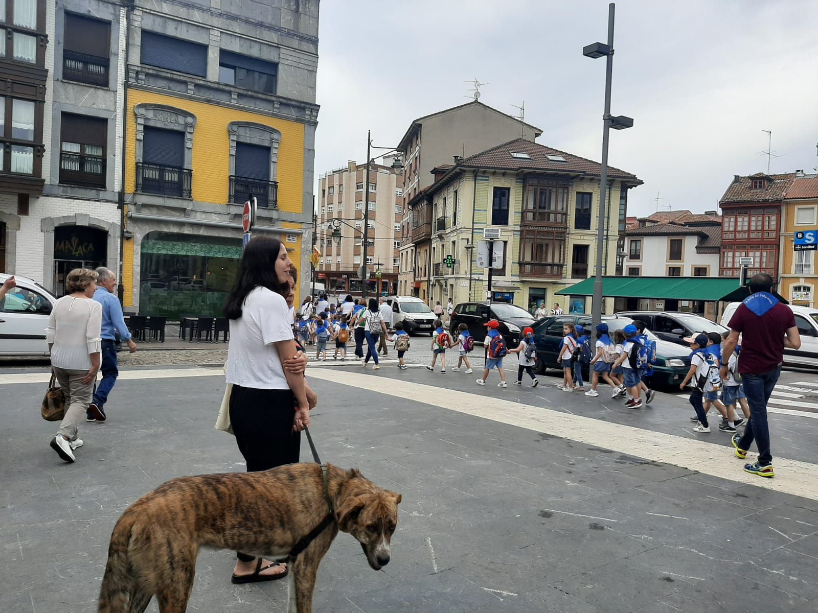 Los niños de la Pola ensayan para el Carmín: así ha sido la romería de la Escuela Peña Careses