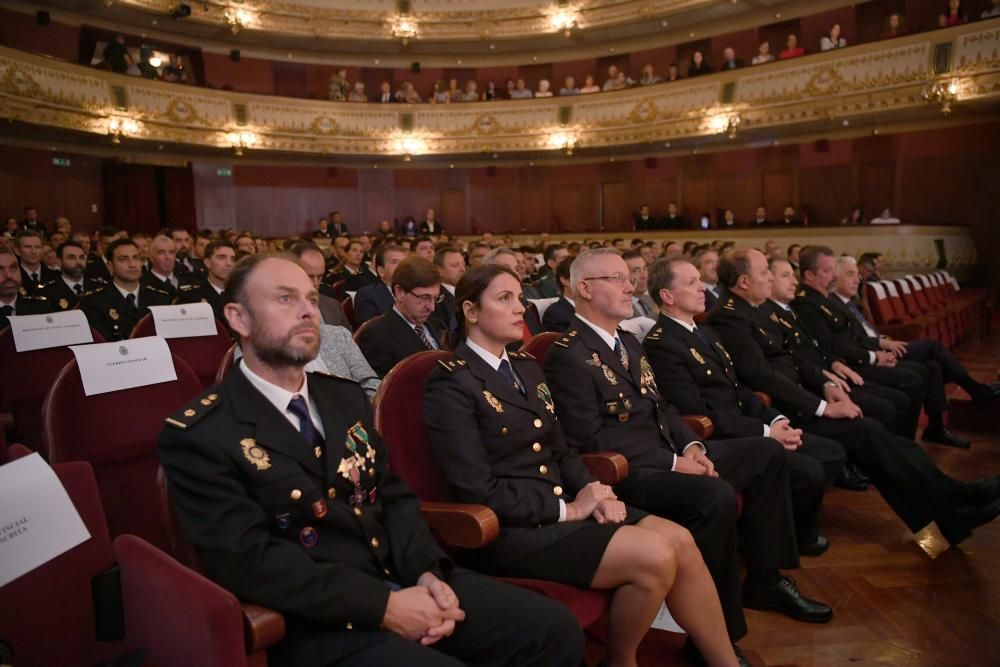 El acto institucional, en el Teatro Rosalía de Castro, ha sido presidido por el Delegado del Gobierno en Galicia.