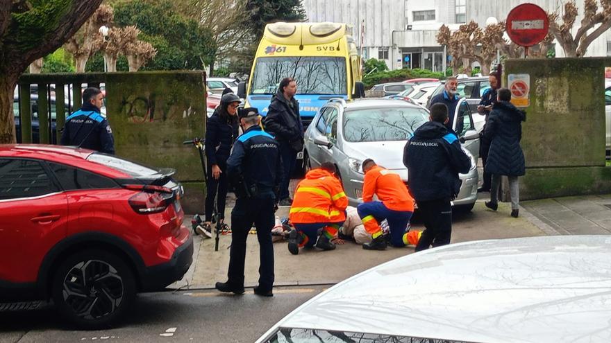 El conductor de un patinete resulta herido al chocar en la acera contra un turismo