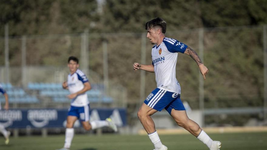 El jugador del Real Zaragoza Adrián Liso se acerca al Mallorca