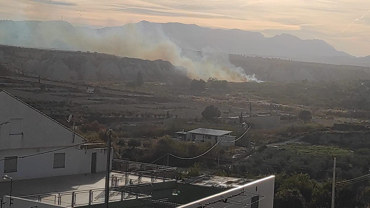 El fuego ha provocado una intensa humareda