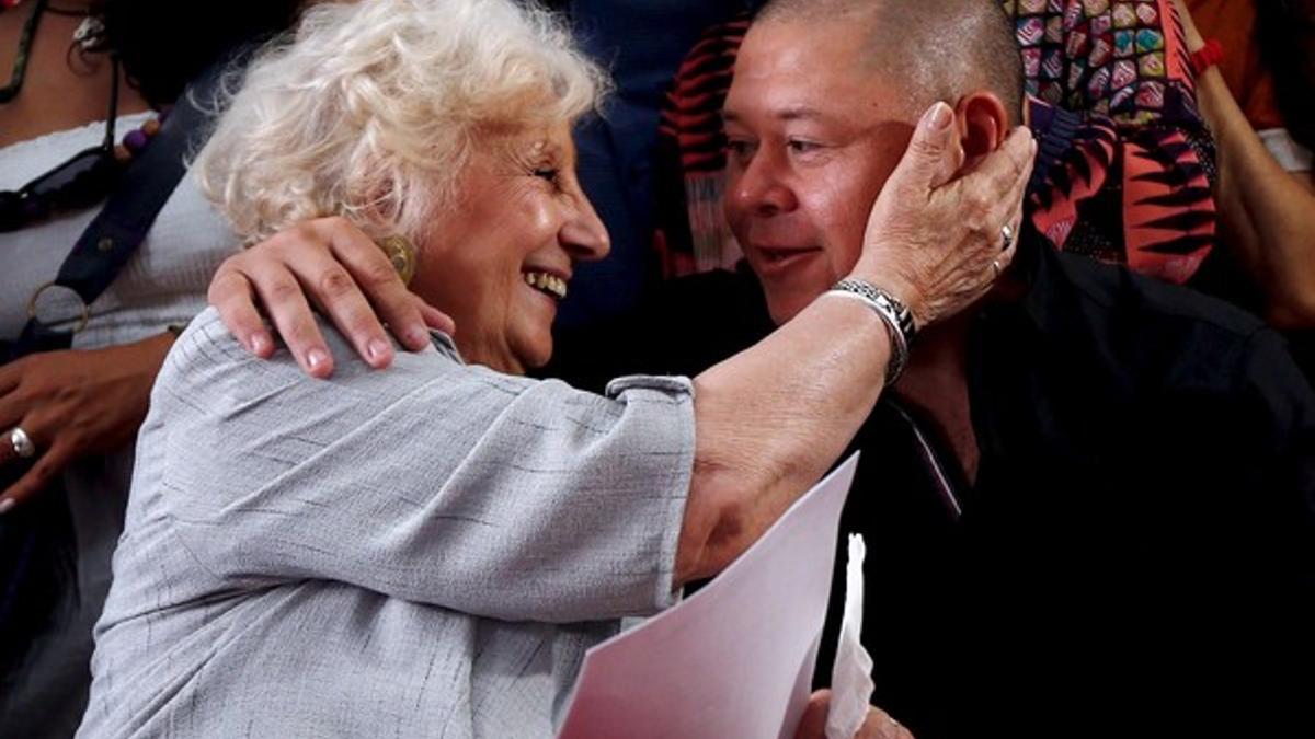 Estela de Carlotto, presidenta de las Abuelas de Plaza de Mayo, abraza a Mario Bravo, ayer en Buenos Aires.