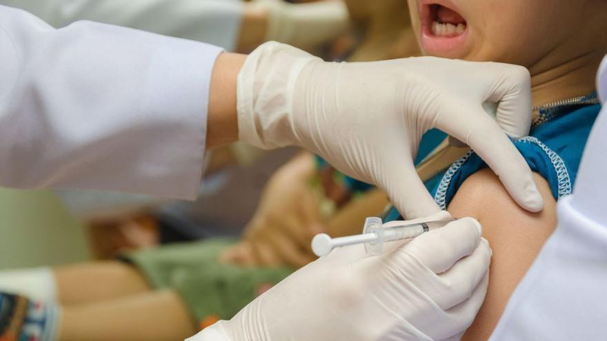 Pediatras de A Coruña aconsejan vacunar contra la gripe a los niños tras detectar casos ya en verano