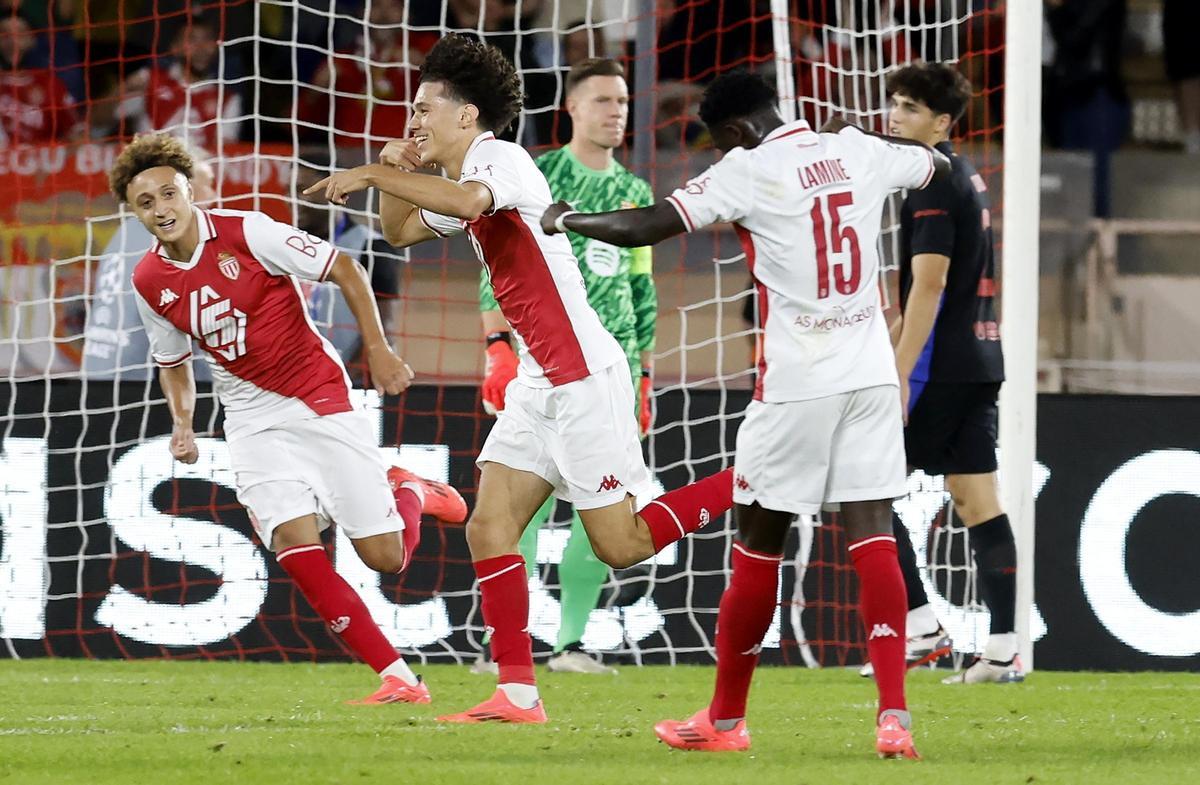 Akliouche celebra el primer gol del Mónaco al Barça en el estadio Louis II.