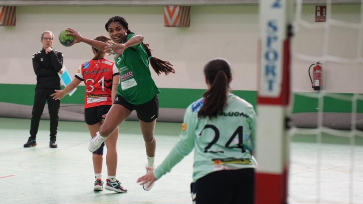 Una jugada de un partido del Adesal en la presente temporada.