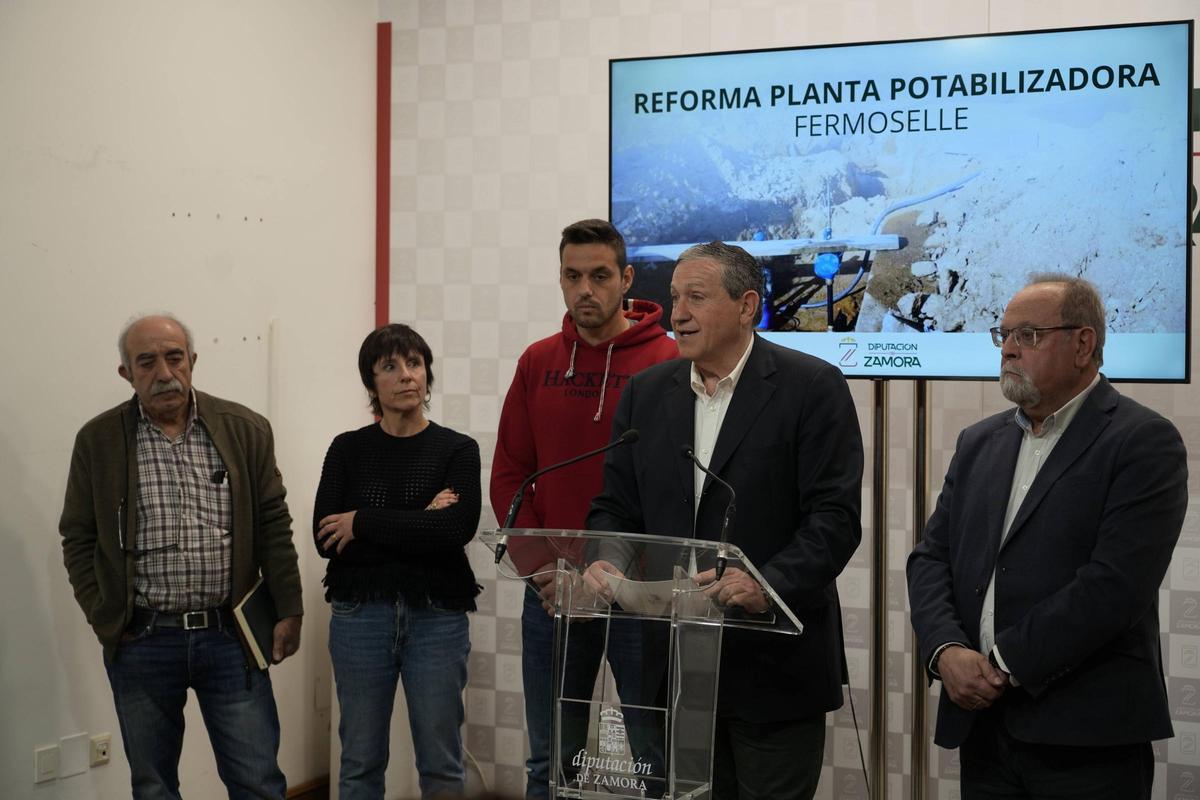 Fañundez (segundo por la derecha) con los alcaldes de los pueblos afectados explica la solución adoptada.
