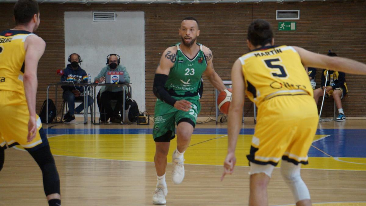 Jeff Xavier encara la canasta del Canoe el domingo pasado.