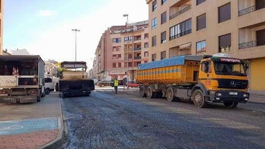 Obras de pavimentación en un tramo de la avenida El Ferial.