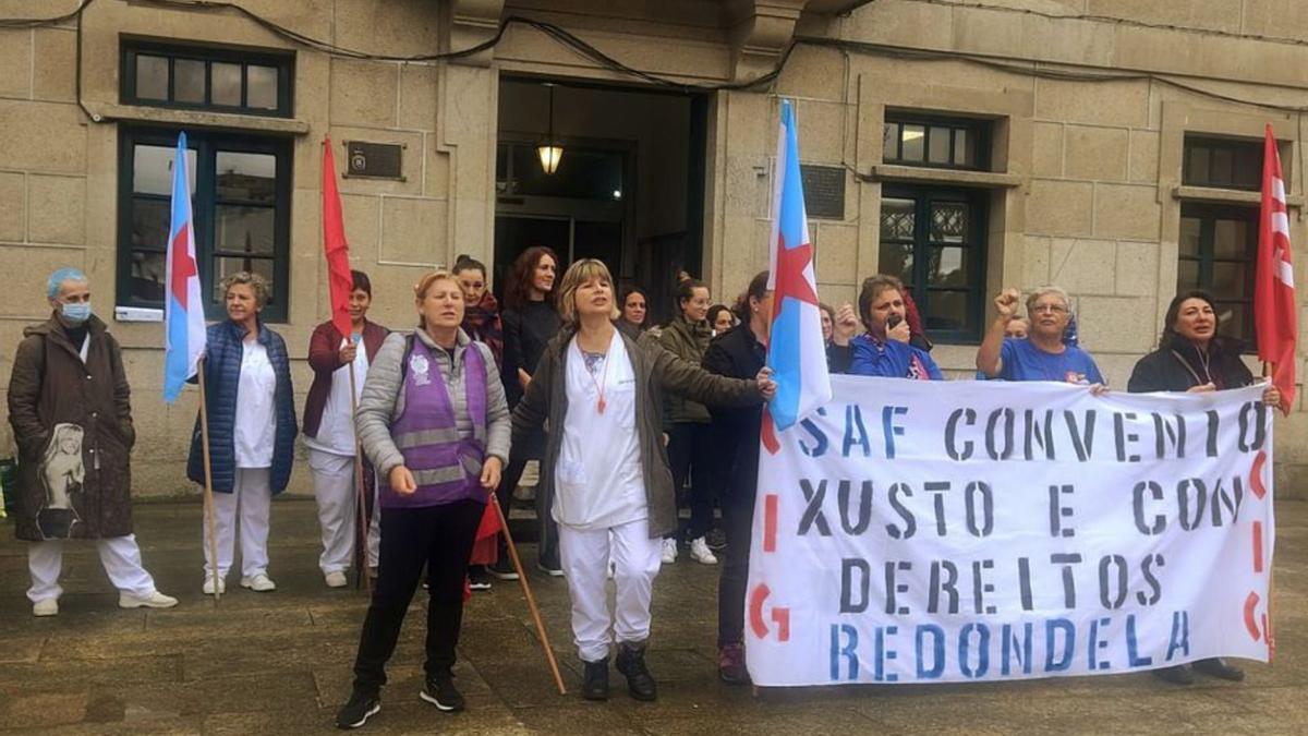 Las trabajadoras del SAF, ayer, durante la protesta ante el Concello de Redondela. | JOSEFA CALVAR