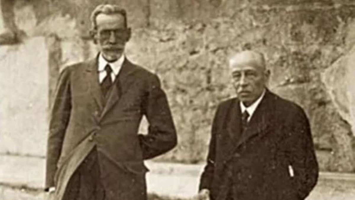 Los arqueólogos Maximiliano Macías y José Ramón Mélida.