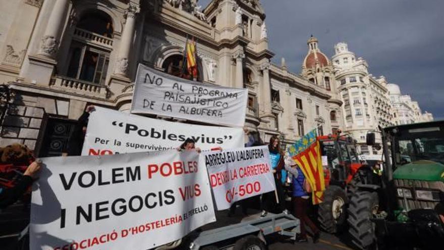 Imagen de la reciente tractorada de protesta contra la reforma de la CV-500 en València.