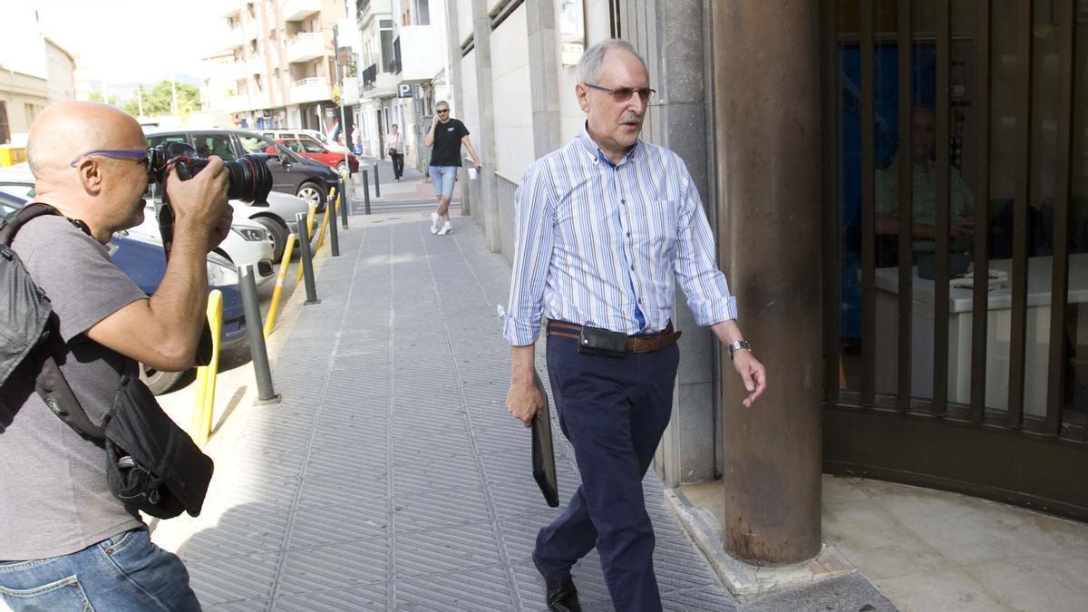 Francisco Huguet entra en los juzgados de Sagunto, para declarar por el caso Avialsa