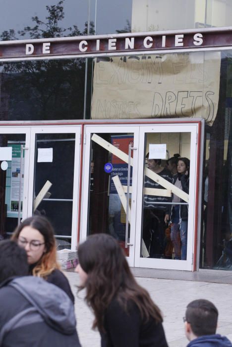 Piquets impedeixen l'accés dels alumnes a la UdG