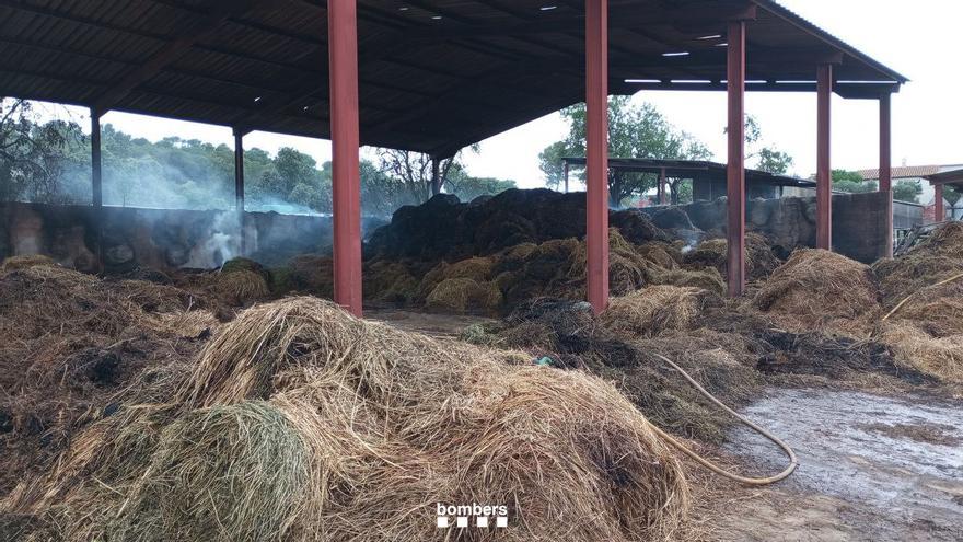 Els Bombers segueixen treballant en l&#039;extinció del foc del cobert d&#039;una granja de Foixà