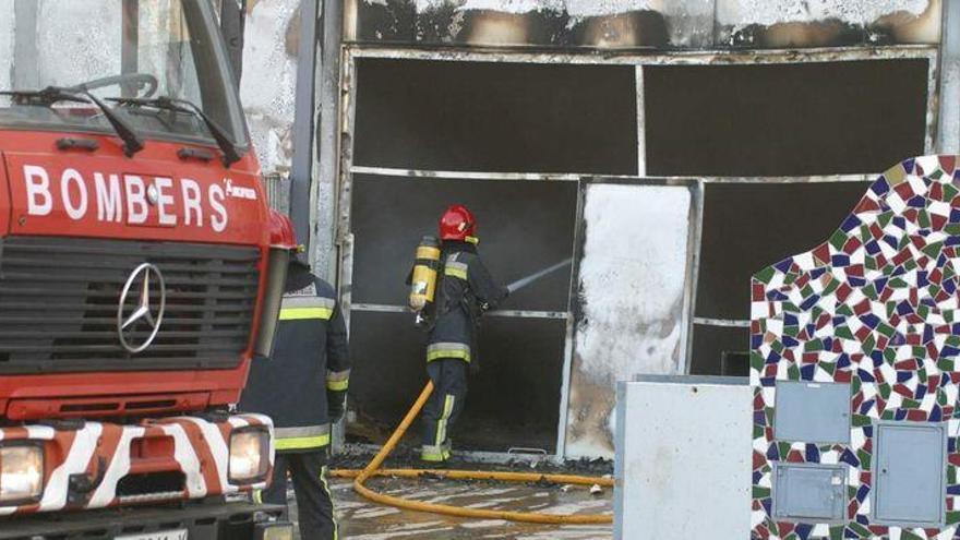 Un incendio industrial causa daños en una empresa de rotulación de Almassora
