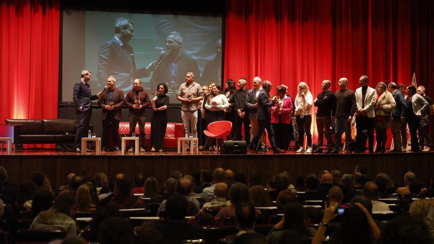 El momento del homenaje a los voluntarios del Villa de Avilés. En el detalle, por la izquierda, Carlos Fernández, Adrián Barbón y Manuel Campa. | MIKI LÓPEZ